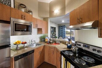 Lakeshore Landing in San Mateo, CA - Foto de edificio - Building Photo