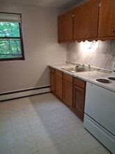 2637 Stillwater Rd E in Maplewood, MN - Foto de edificio - Building Photo