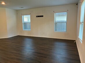 6133 Dunsmore Cyn Ln in Porter, TX - Foto de edificio - Building Photo