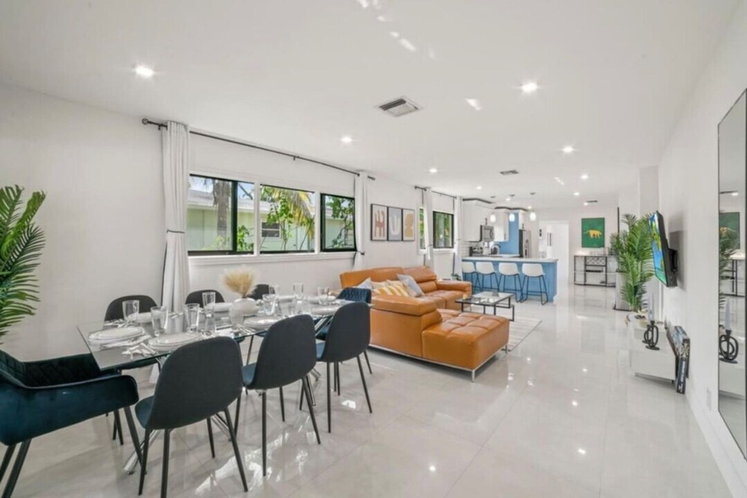 1107 Lincoln St in Hollywood, FL - Building Photo