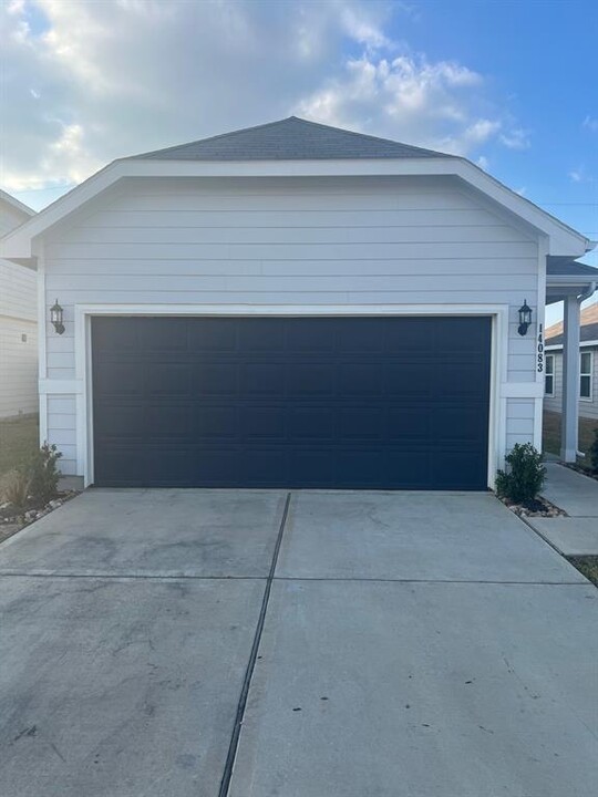 14083 Lake Trout Dr in Shenandoah, TX - Building Photo