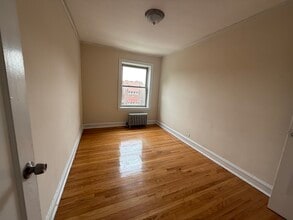 2111 Grove Ave in Berwyn, IL - Foto de edificio - Building Photo