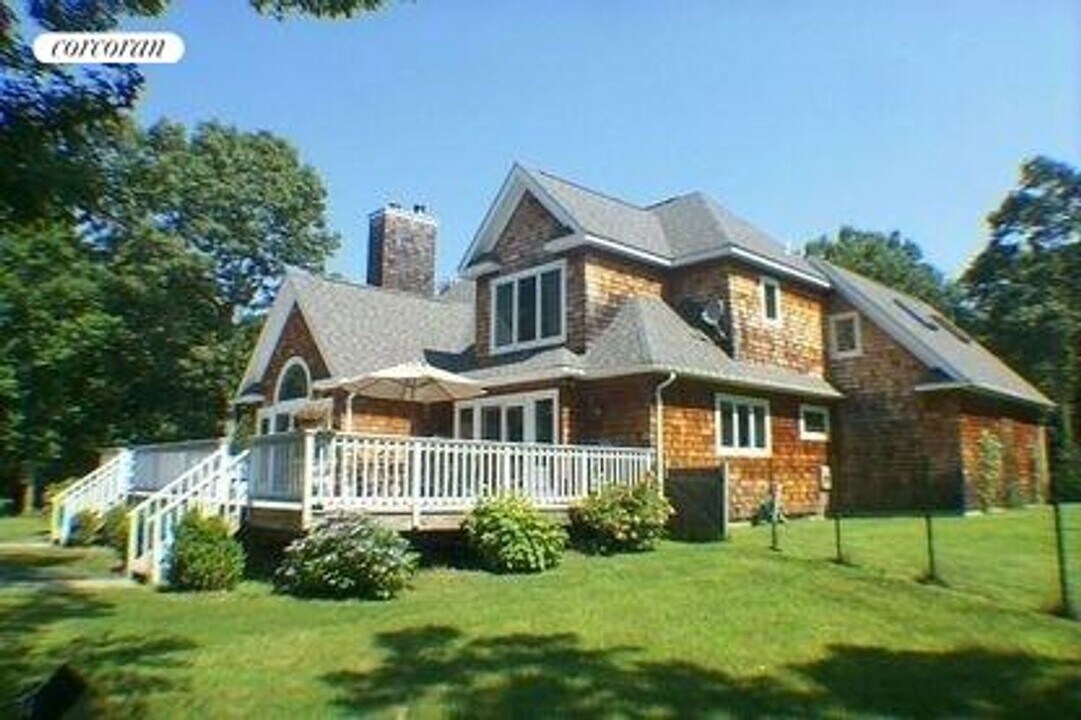 100 Old Stone Hwy in East Hampton, NY - Building Photo
