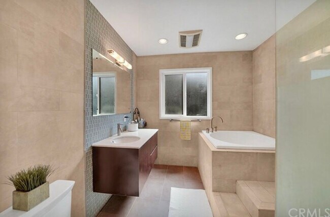 1774 E Ocean Blvd in Long Beach, CA - Building Photo - Building Photo