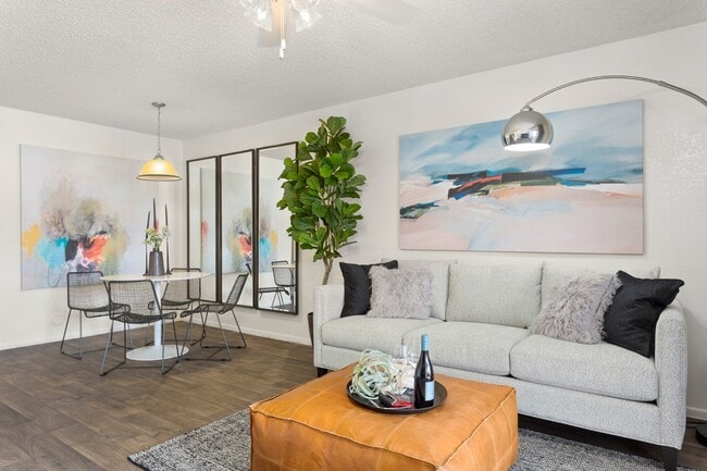 North Mountain Village in Phoenix, AZ - Foto de edificio - Building Photo