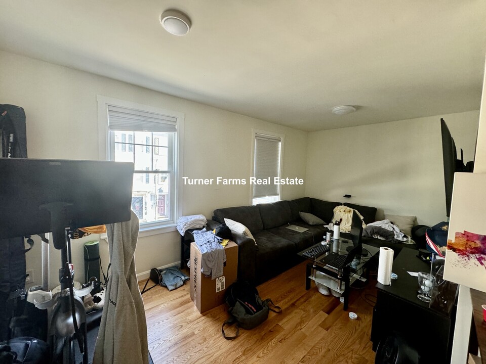 525 E 3rd St, Unit 2F in Boston, MA - Building Photo