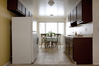 Wasatch View Apartments in Midvale, UT - Foto de edificio - Building Photo