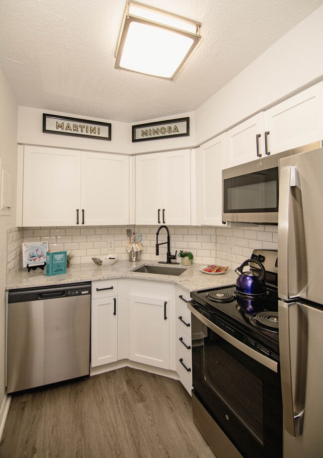 The Laurels in Ft. Myers, FL - Building Photo - Building Photo