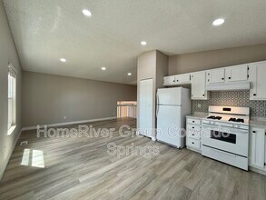 7475 Waterwheel St in Colorado Springs, CO - Foto de edificio - Building Photo