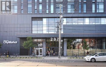 297 College St in Toronto, ON - Building Photo - Building Photo