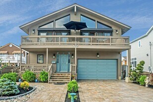 8 Ortley Ave in Lavallette, NJ - Building Photo