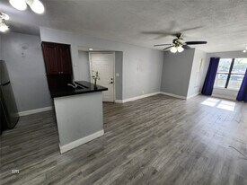 2736 S University Dr in Davie, FL - Building Photo