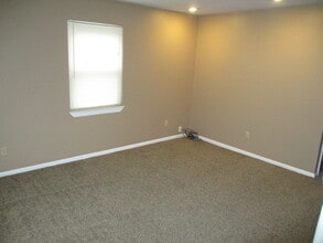 1140 E Johnston St in Olathe, KS - Foto de edificio - Building Photo