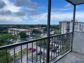 4174 Inverrary Dr, Unit GREAT 2 BEDROOM in Lauderhill, FL - Building Photo - Building Photo