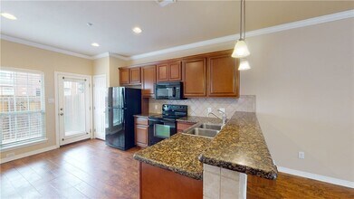 1198 Jones-Butler Rd in College Station, TX - Building Photo - Building Photo