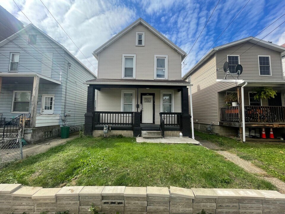 625 Glenwood Ave in Ambridge, PA - Building Photo