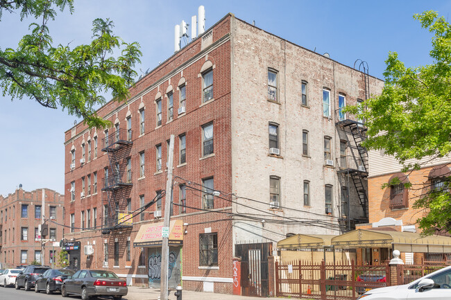 351 Riverdale Avenue in New York, NY - Building Photo - Building Photo