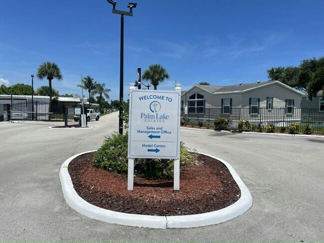 6980 41st Ave N in Riviera Beach, FL - Building Photo - Building Photo