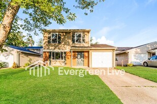 1608 Carriage Dr in Middletown, OH - Building Photo