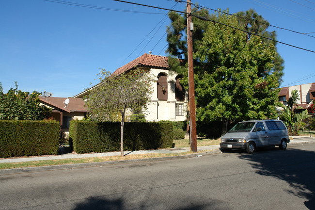 701 E Acacia Ave in Glendale, CA - Foto de edificio - Building Photo