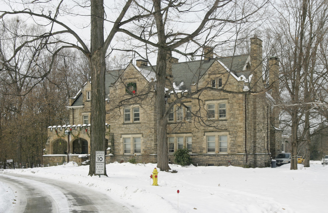 Van Gorder Manor in Willoughby, OH - Building Photo