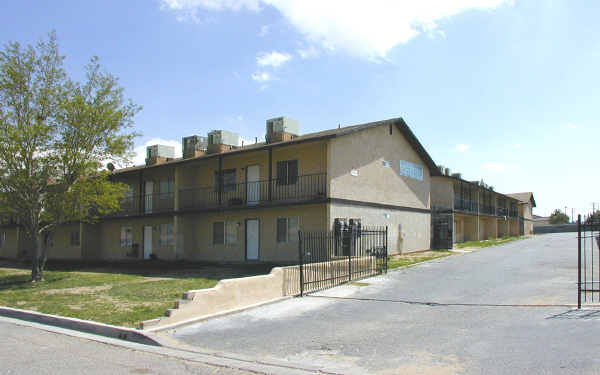 Villa Park Apartments in Adelanto, CA - Foto de edificio - Building Photo