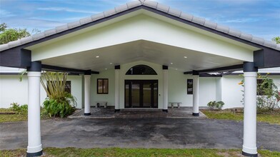 13401 SW 83rd Ave in Pinecrest, FL - Foto de edificio - Building Photo