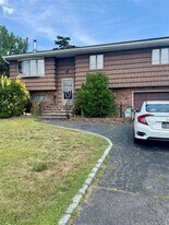 342 Wyona Ave in Lindenhurst, NY - Building Photo
