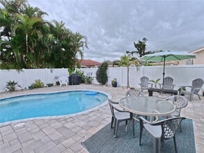 6107 9th Ave W in Bradenton, FL - Building Photo - Building Photo