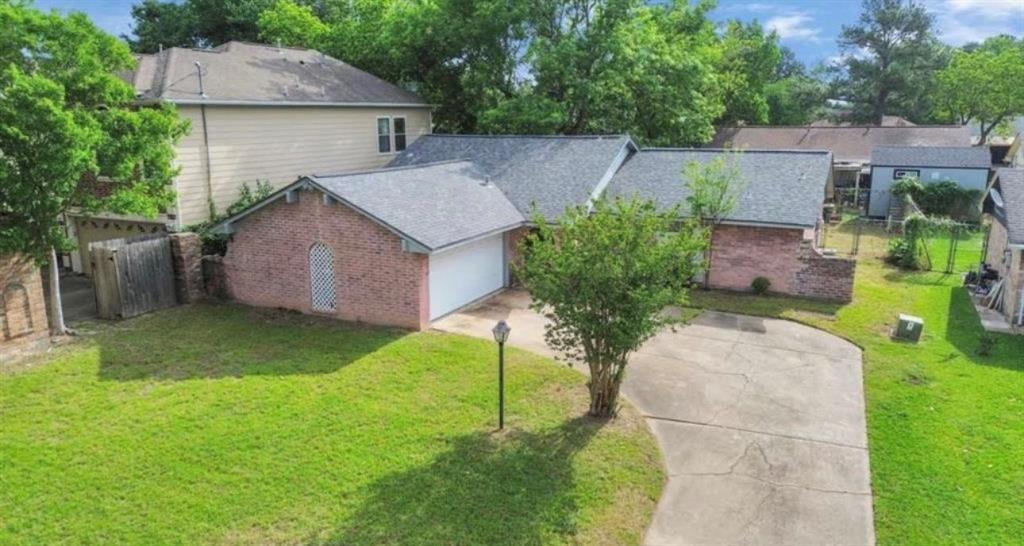 5514 Bertellis Ln in Houston, TX - Building Photo