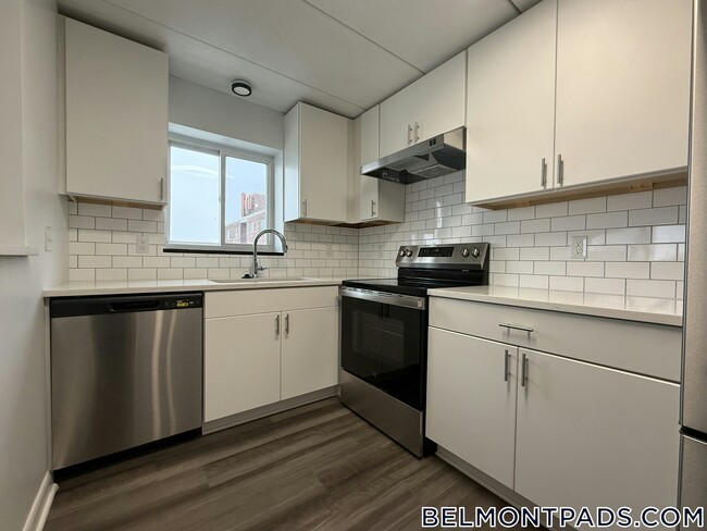 55 Hill Rd, Unit 212 in Belmont, MA - Foto de edificio - Building Photo