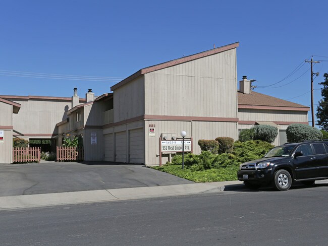 531 W Lincoln Ave in Clovis, CA - Foto de edificio - Building Photo