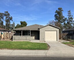 2700 Whitcomb Way in Modesto, CA - Building Photo