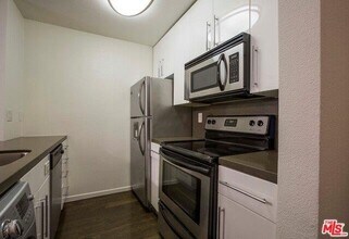 141 S Clark Dr in West Hollywood, CA - Building Photo - Building Photo