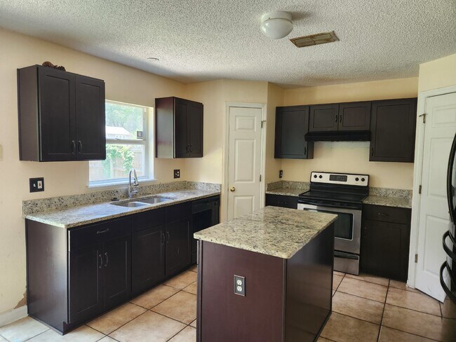7431 Overland Park Blvd in Jacksonville, FL - Building Photo - Building Photo