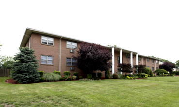 Bayside Apartments in Sewaren, NJ - Building Photo - Building Photo