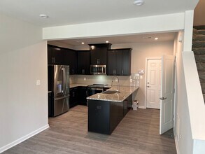 10505 Neil Armstrong Way in Lanham, MD - Foto de edificio - Building Photo