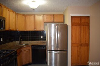 61 Brighton Way in North Brunswick, NJ - Building Photo - Building Photo