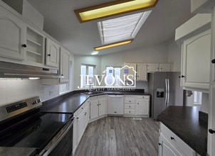 551 Point Dr in Selah, WA - Building Photo - Building Photo