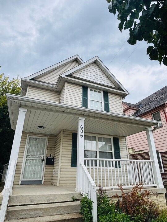 606 E 103rd St in Cleveland, OH - Building Photo