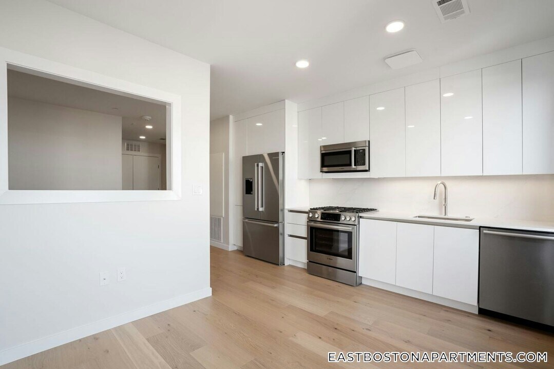 194 Sumner St in Boston, MA - Building Photo