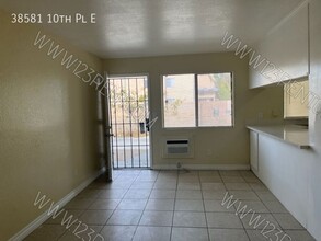 38581 10th Pl E in Palmdale, CA - Building Photo - Building Photo