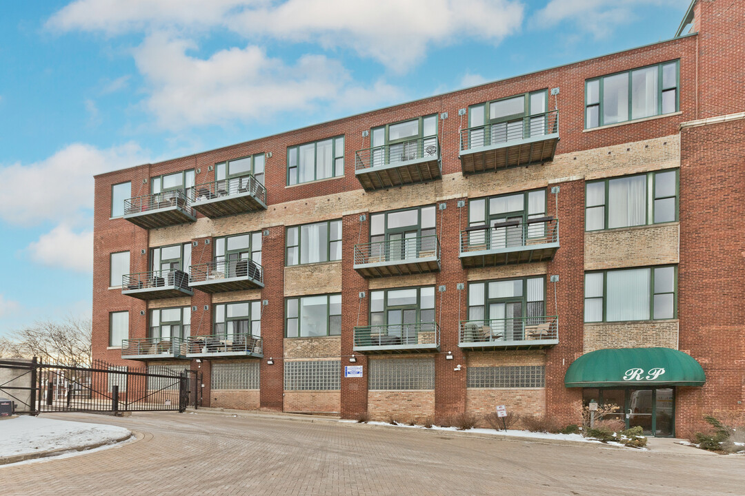 2222 W Diversey Ave, Unit 204 in Chicago, IL - Building Photo