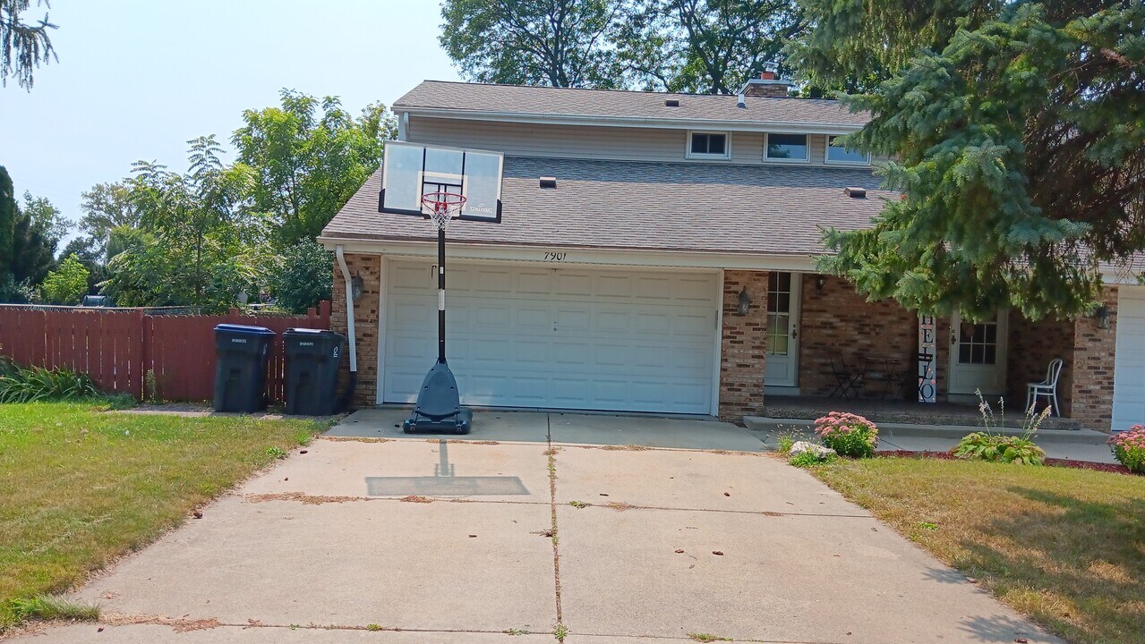 7901 Daniel Ct in Mount Pleasant, WI - Building Photo