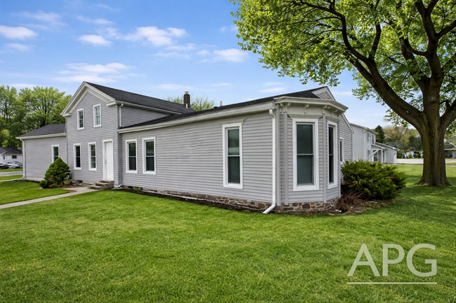 100 Lake Ave, Unit 1 in Hilton, NY - Foto de edificio - Building Photo