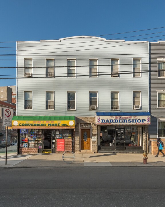 2501 Astoria Blvd in Astoria, NY - Building Photo