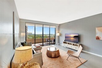 251 Crandon Blvd in Key Biscayne, FL - Building Photo - Building Photo