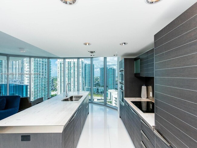 200 Biscayne Blvd in Miami, FL - Building Photo - Building Photo