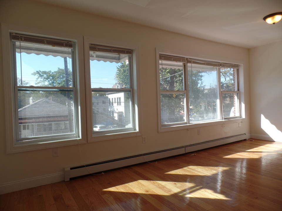 61 E 42nd St in Brooklyn, NY - Building Photo