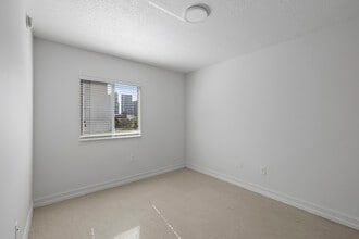 627-Vista Del Rio in Miami, FL - Foto de edificio - Interior Photo